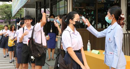 The director of NIETS and Secretary-General of Office of the Basic Education Commission visited grade 12 O-NET testing sites at ‎Surasak Montree school.