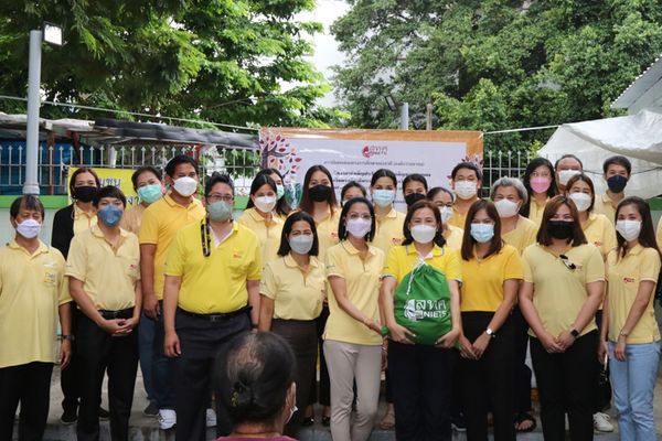 NIETS organized a volunteer activity to provide survival bags for people in Daeng Bu-Nga community, Ratchathewi District, Bangkok.