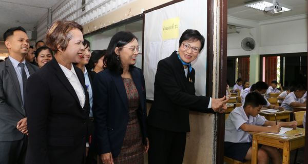 Deputy Education Minister, Khunying Kalaya Sophonpanich, Ph.D. and the staffs visited grade 6 and 9 O-NET testing sites for academic year 2019 at ‎Rajavitnit school.