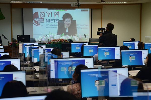 Deputy Education Minister (Khunying Kalaya Sophonpanich) presided over an opening ceremony of O-NET scoring center for an essay writing test of Thai language subject.