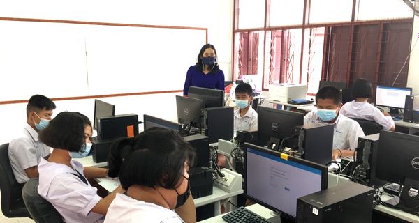 NIETS Director invited grade 9 O-NET test fields at Mathayom Pharatchatannayao School, Chachoengsao.