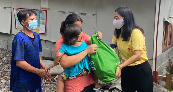NIETS executives and officers distribute 250 bags of relief supplies to people in Bun Rom Sai community.
