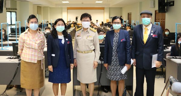 Khunying Kalaya Sophonpanich, Ph.D., visited tests scoring center and encouraged teachers participated in scoring of grade 6 O-NET subjective tests at Sukhothai Thammathirat Open University.