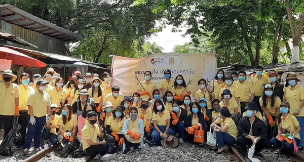 NIETS volunteer activity: rubbish-collecting along the railroad tracks around Soi Daeng Bu-nga community