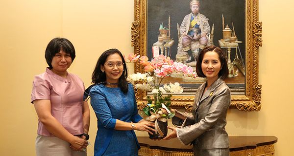 NIETS Director presented flowers to congratulate Ms.Treenuch Thienthong on the opportunity to take the position of Minister of Education.