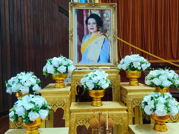 Merit-making and alms-giving ceremony was held in commemoration of the birthday anniversary of Her Majesty Queen Sirikit, the Queen Mother.
