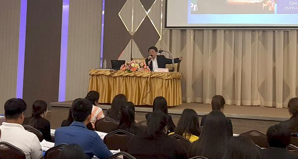 Minister of Education visited and encouraged teachers participated in “Thai Language Essay Test Scoring Standard” Workshop.