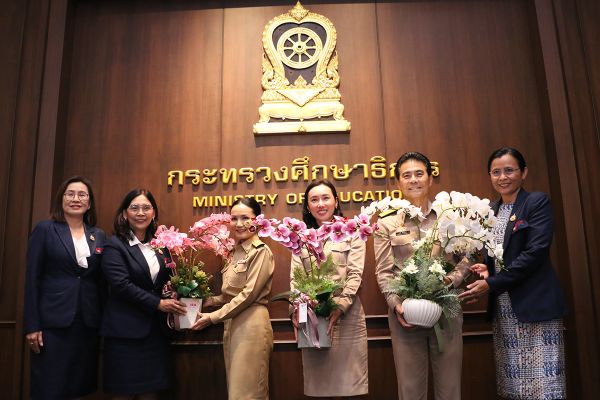 Minister and Deputy Minister of Education paid homage to MOE’s sanctities and met with executives of subordinate organizations and units.