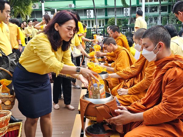 NIETS attended a merit-making ceremony to offer foods to monks on the auspicious occasion of His Majesty the King’s 6th Cycle Birthday Anniversary.