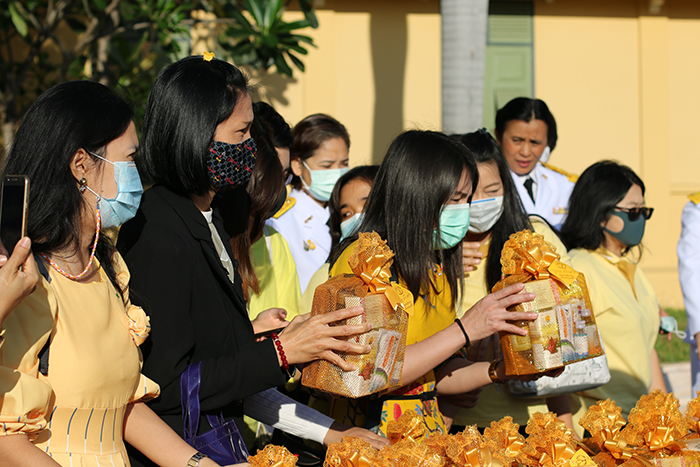 ภาพ พิธีทำบุญตักบาตรเนื่องในวันคล้ายวันพระบรมราชสมภพของพระบาทสมเด็จพระบรมชนกาธิเบศร มหาภูมิพลอดุลยเดชมหาราช บรมนาถบพิตร วันชาติ และวันพ่อแห่งชาติ 2563