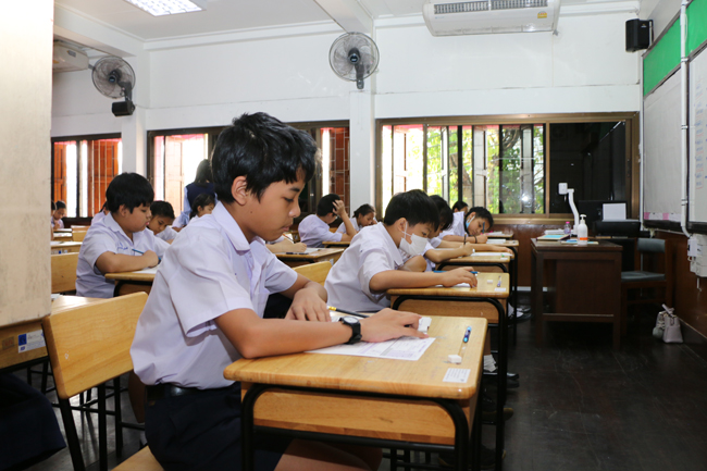 The picture of Deputy Education Minister, Khunying Kalaya Sophonpanich, Ph.D. and the staffs visited grade 6 and 9 O-NET testing sites for academic year 2019 at ‎Rajavitnit school.