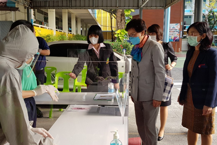 The picture of Khunying Kalaya Sophonpanic visited O-NET testing field for grade 6 students in the 2021 academic year at Prayathai School.