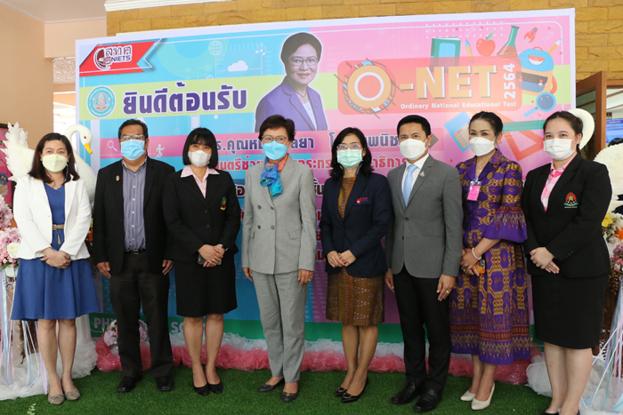 The picture of Khunying Kalaya Sophonpanic visited O-NET testing field for grade 6 students in the 2021 academic year at Prayathai School.