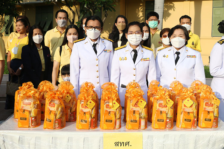 ภาพ พิธีทำบุญตักบาตรเนื่องในวันคล้ายวันพระราชสมภพของพระบาทสมเด็จพระบรมชนกาธิเบศร มหาภูมิพลอดุลยเดชมหาราช บรมนาถบพิตร วันชาติ และวันพ่อแห่งชาติ 2565